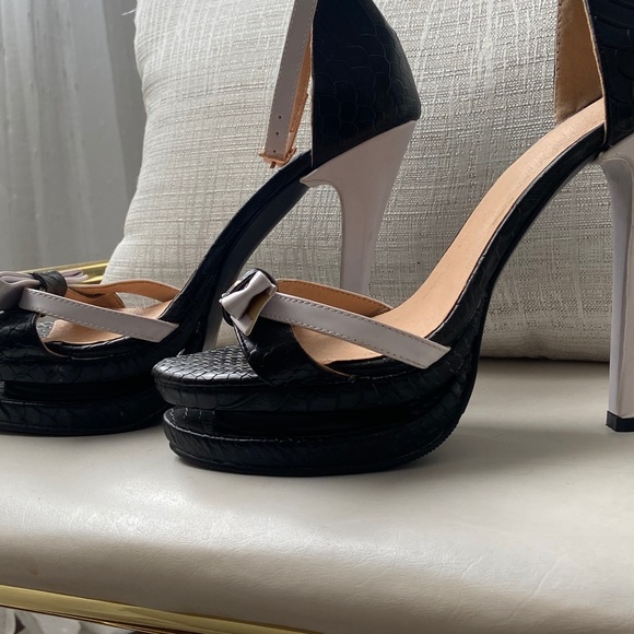 Black and White heels - Picture 1 of 6